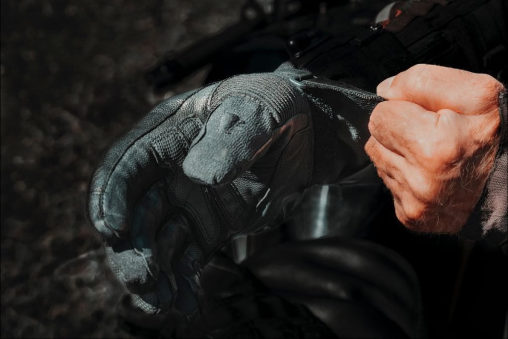 rider tightening glove