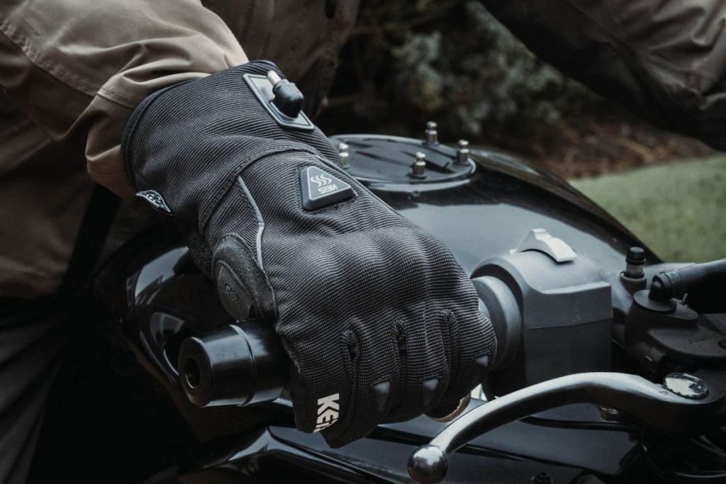 keis heated motorcycle gloves - g701 on throttle